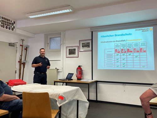 Timo Kautz beim Vortrag der Feuerwehr