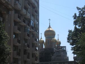 Orthodoxe Kirche versteckt hinter Plattenbauten