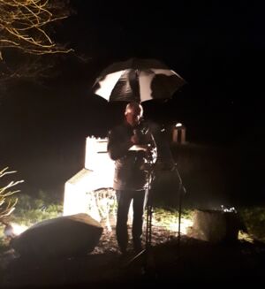 Bürgermeister Norbert Büscher vor Gedenkstele