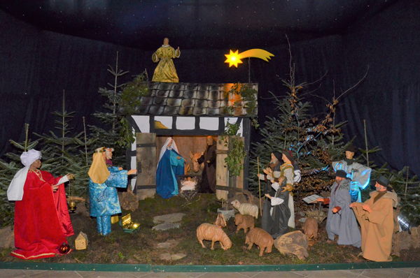 Eine weihnachtliche Krippe mit mehreren Figuren