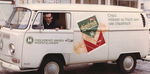 Alter VW Bus mit Chips-Werbung