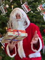 Nikolaus der ein Geschenk überreicht