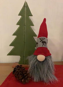 Wichtel vor Holztannenbaum