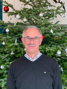 Bürgermeister Norbert Büscher vor Weihnachtsbaum