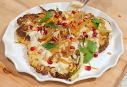 Gegrillte Blumenkohl Scheiben mit Tahina-Paste (Sesampaste)